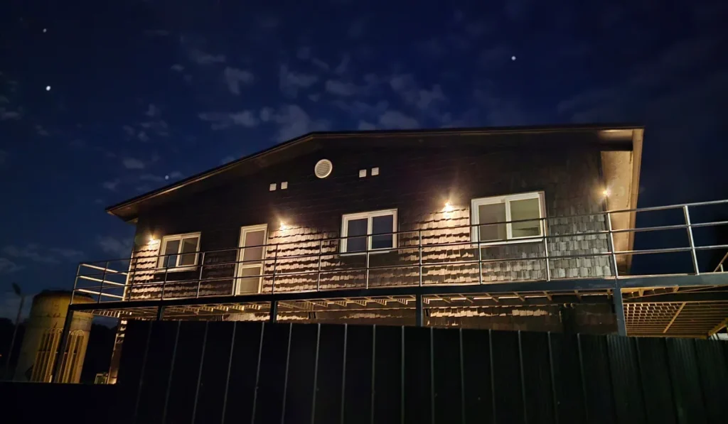 Vista nocturna del edificio modular iluminado, proyecto MOWI