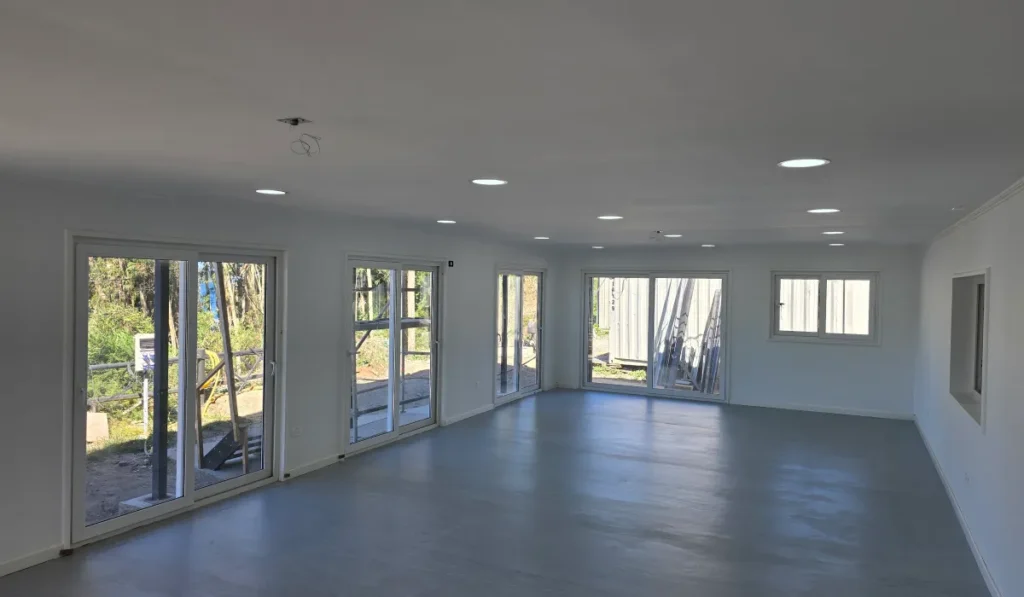 Interior de salón multipropósito con ventanas termo panel