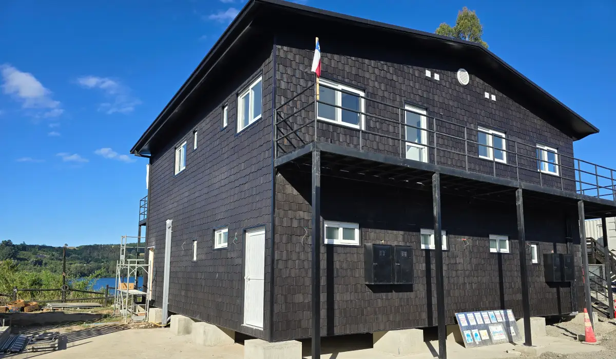 Fachada lateral del edificio modular con estructura metálica